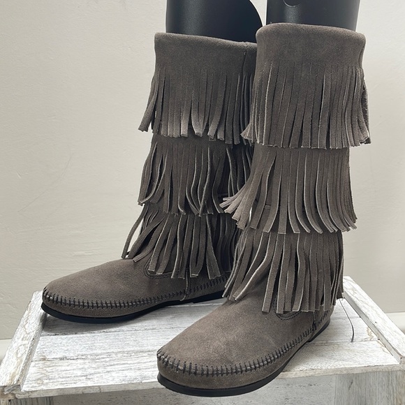 Minnetonka 3 layer suede fringe grey boots. - Picture 1 of 4